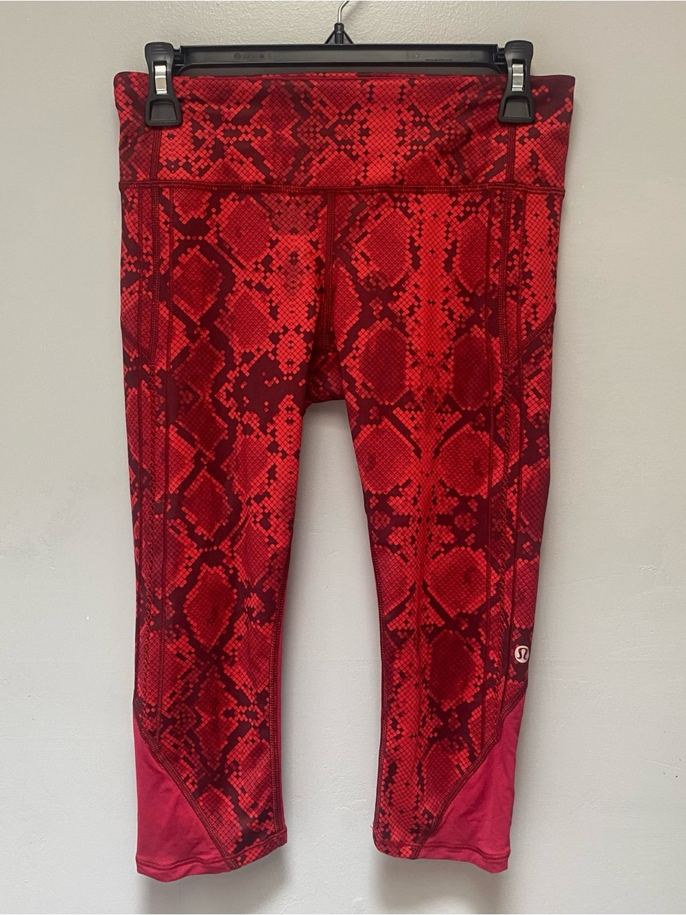 Lululemon Size 4 Vent It Out Leggings-Mini Ziggy Snake Print Red Tide/Cranberry